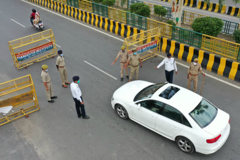 Police conduct checking operation to implement lockdown in Noida