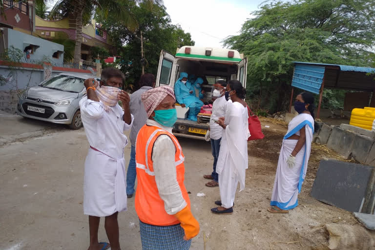 రోజుల వ్యవధిలోనే కుటుంబంలో ముగ్గురు మృతి.. గ్రామస్థుల ఆందోళన