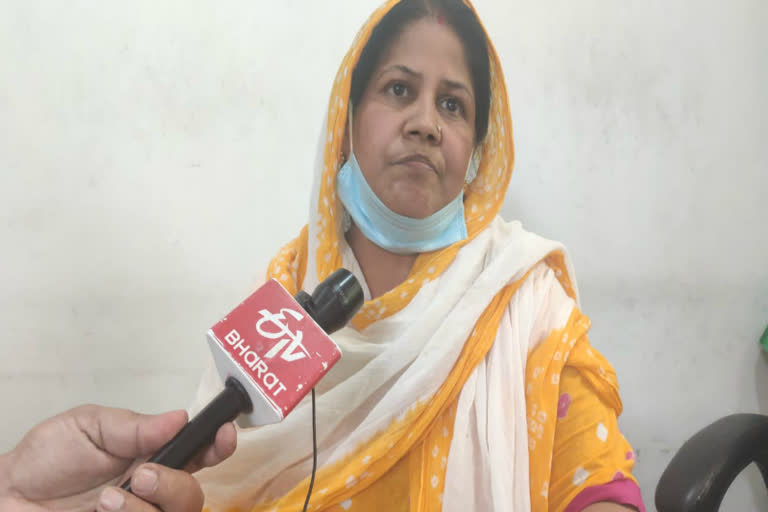 BJP corporator Nita Singhal targets CM Kejriwal