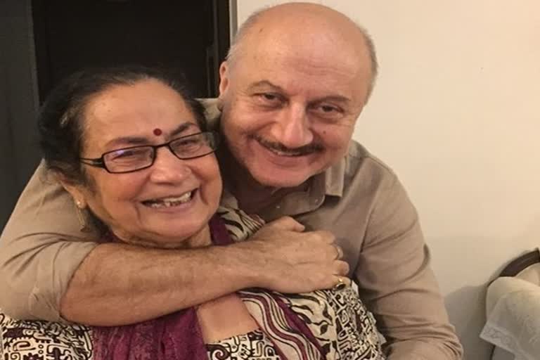 Anupam Kher's mother test COVID-19 positive, actor negative