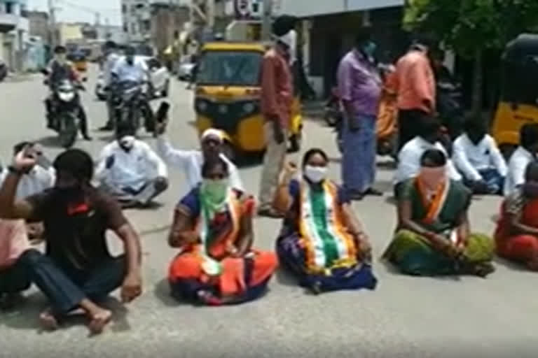 protest against of congress leaders arrest at miryalaguda in nalgonda