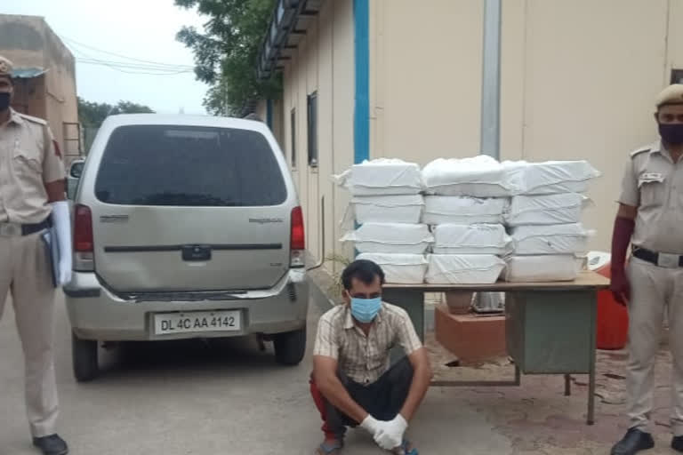 baba haridas nagar police arrested illegal liquor smuggler in delhi