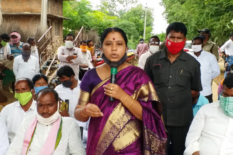 mla hari priya met to the mamidi gundala tribal at illandu in bhadradri kothagudem