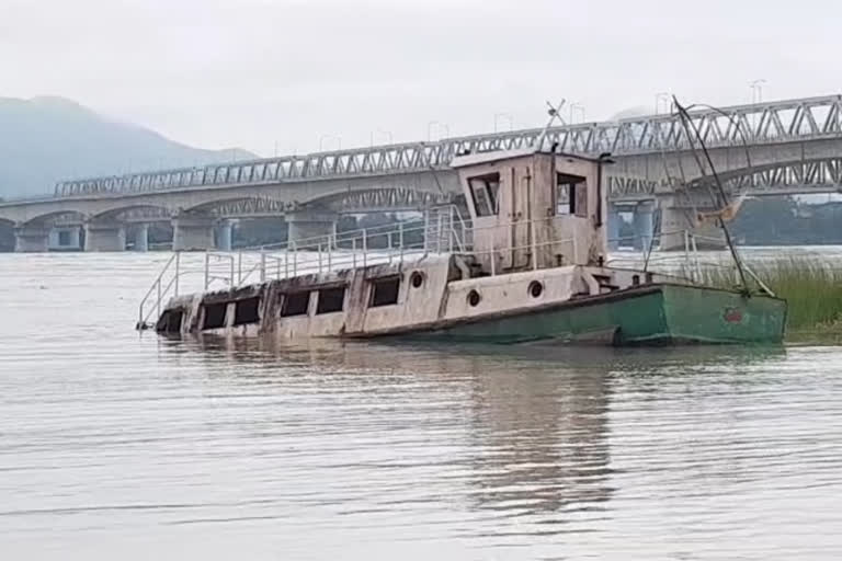 brahmaputra-flowing-above-danger-level-in-guwahati