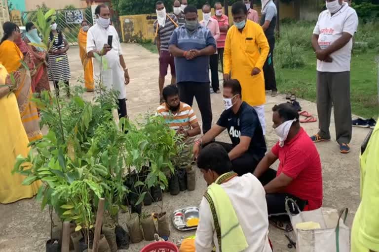 gayatri-family-planted-saplings-by-offering-prayers-in-raipur