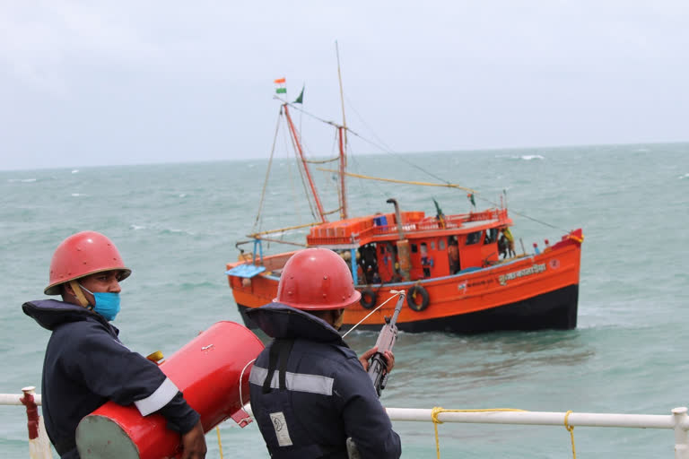 Indian Coast Guard  fishermen stranded  ship Vijaya  IFB Krishna Kanhaiya  കൃഷ്ണ കന്യ  വടക്കൻ ബംഗാൾ ഉൾക്കടൽ  ഇന്ത്യൻ കോസ്റ്റ് ഗാർഡ്  കോസ്റ്റ് ഗാർഡ്