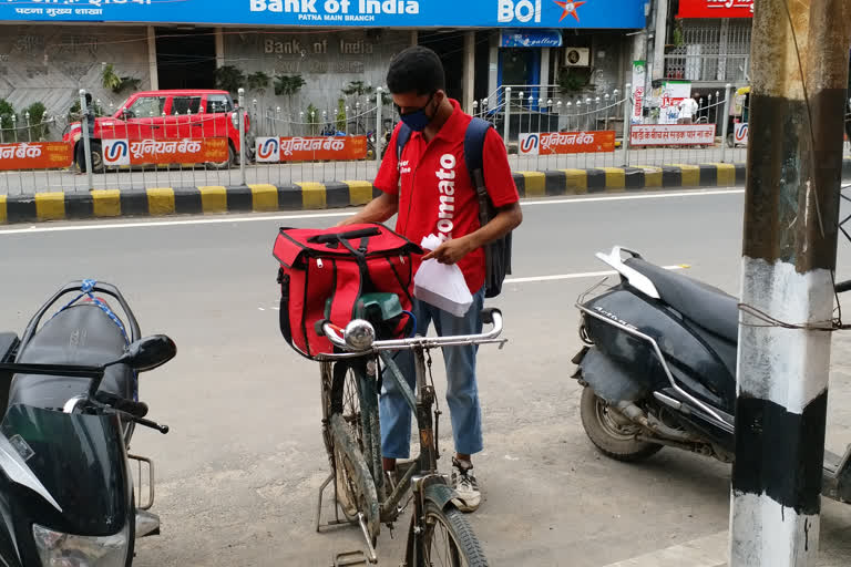 Loot from delivery boy in Patna