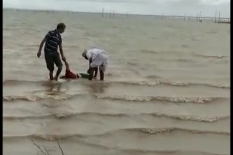 Mother and daughter commit suicide by jumping into Krishna river