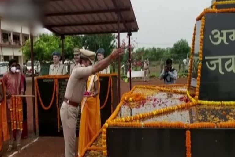 Naxal-Turned-Constable Pays Tribute To Slain Policemen