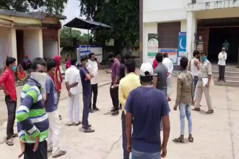 Ruckus in Sadar hospital Deoghar after patient death, Ruckus in Sadar Hospital of Deoghar, News of nagar police station Deoghar, मरीज की मौत के बाद देवघर सदर अस्पताल में हंगामा, देवघर सदर अस्पताल में हंगामा, देवघर नगर थाना की खबरें