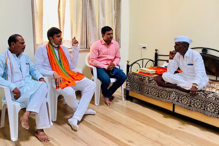 bjp leader meet indorikar maharaj at ahmednagar