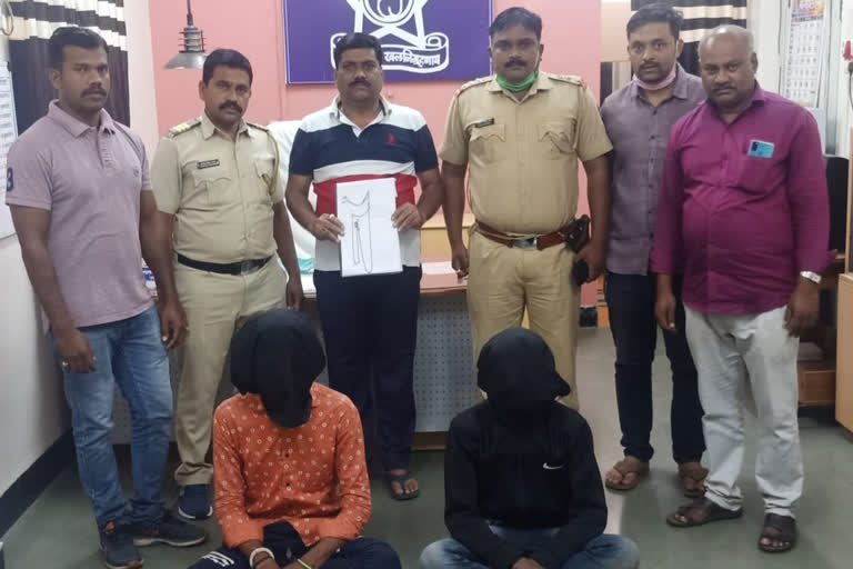 three chain snatchers arrested