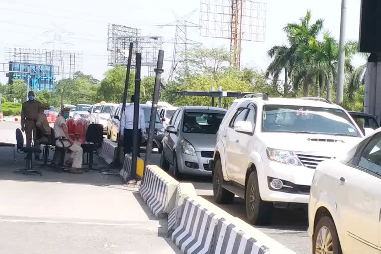 Vehicles are speeding on DND boarder once again after lockdown over in noida