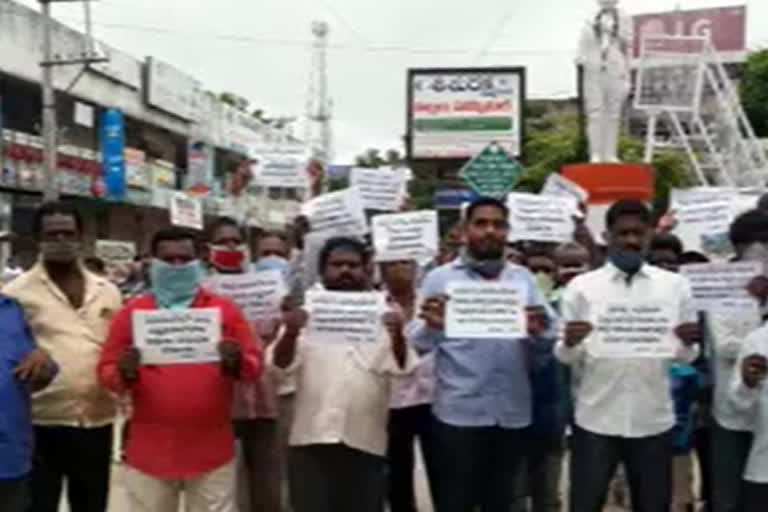 citu leaders and construction labors protest in siddipeta