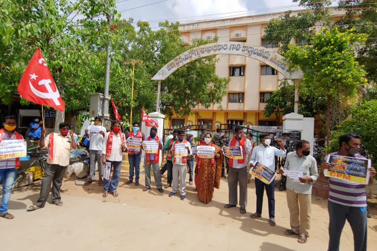 cpm leaders protest at dmho office in ananthapur to solce the problems of normal patients in ggh