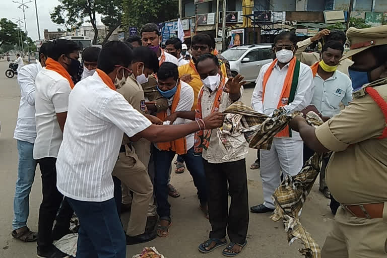 bjp leaders protest against attack on mp arvind at husnabad