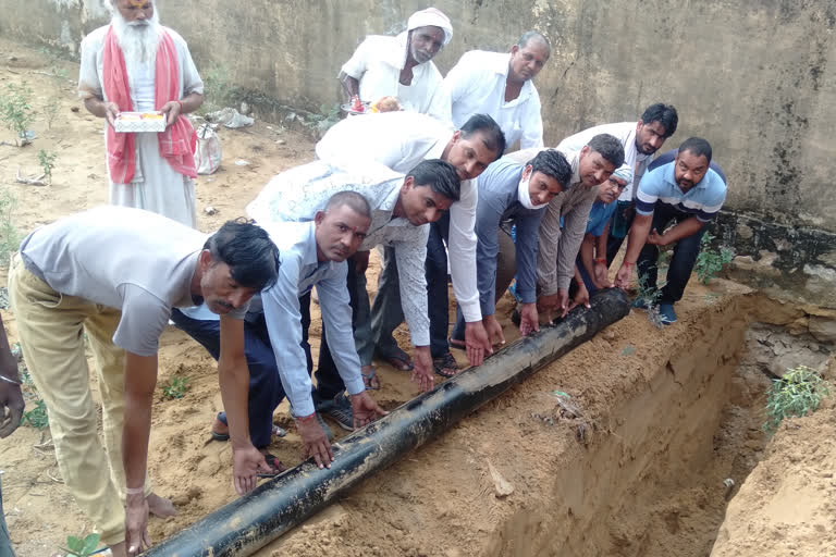 नई पाइप लाइन का निर्माण कार्य शुरू, Construction of new pipeline started