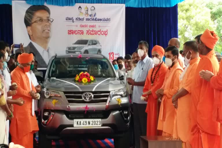 Satish jarakiholi drove to his new vehicle in the cemetery