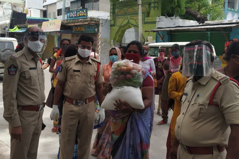 polcie distributes necessaries to hizars in anantapur dst