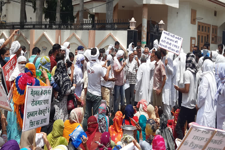 dismissed pti teachers protest at charkhi dadari mla sombir sangwan's residence