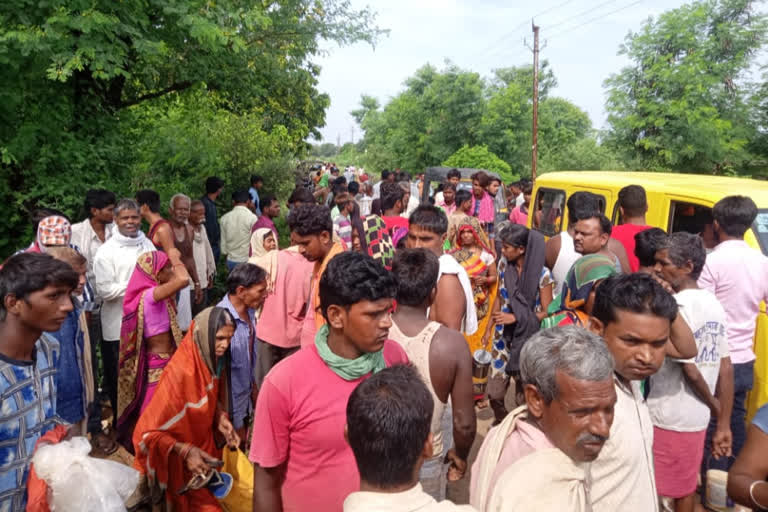 Overturned tractor-trolley in satna district