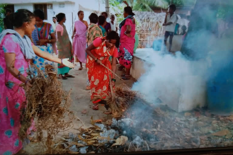 chidikada village womens attack on local liquor centers atvishakapatnam district