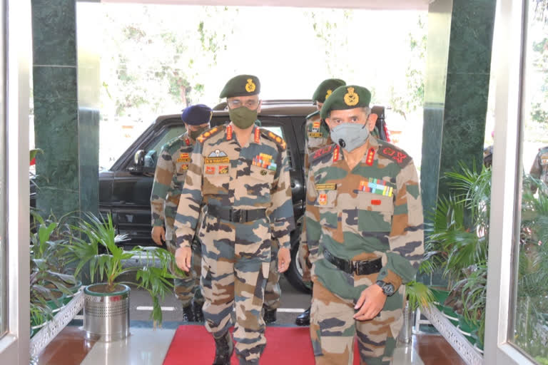 Army chief visits forward areas in Jammu