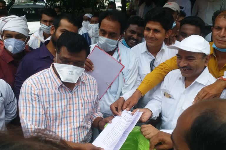 congress-workers-submitted-memorandum-to-agriculture-deputy-director-about-black-marketing-of-urea-in-chhindwara