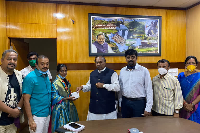 Minister K.S Eshwarappa Congratulates the Asha worker who's recognised by the NHM