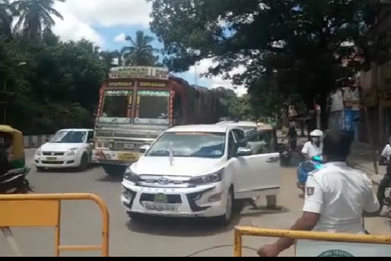 Constable block the minister's car on the road  at Bengalore