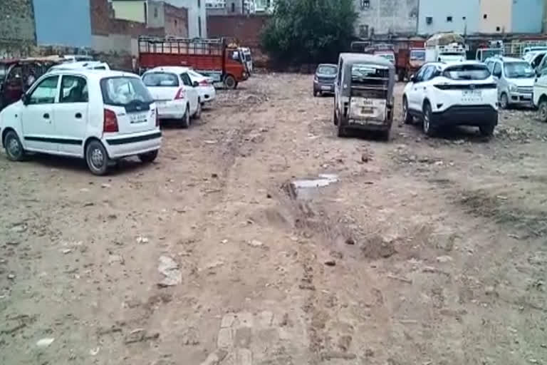 market space turned into parking in nangloi area of delhi