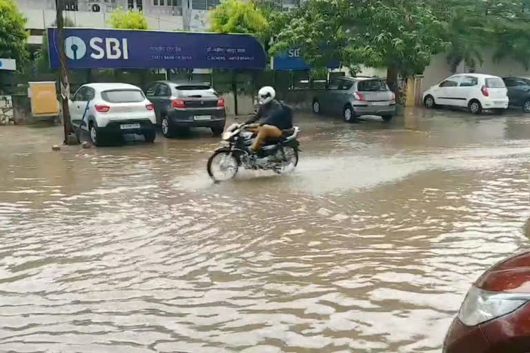 कई इलाकों में भरा पानी, Water filled in many areas