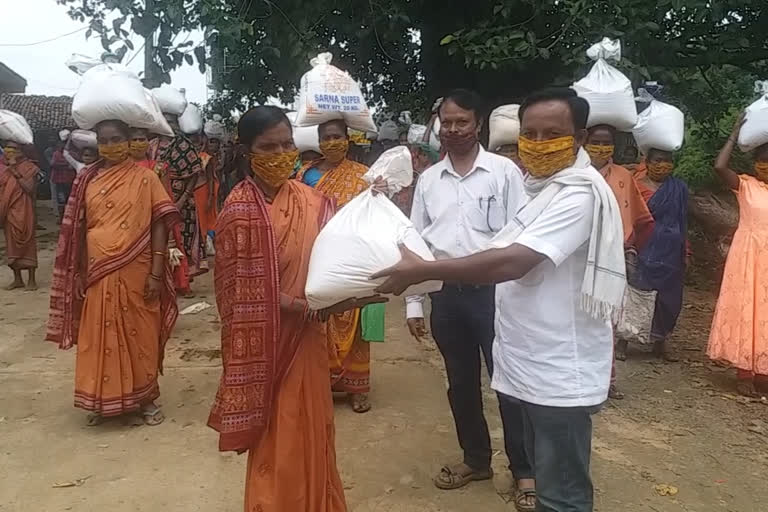 lokadrusti volunteer organization, nuapada tmc center, nuapada latest news, help to migrants in nuapada, ଲୋକଦୃଷ୍ଟି ସ୍ବେଚ୍ଛାସେବୀ ଅନୁଷ୍ଠାନ, ନୂଆପଡା ଟିଏମସି ସେଣ୍ଟର, ନୂଆପଡା ଲାଟେଷ୍ଟ ନ୍ୟୁଜ୍‌, ନୂଆପଡାରେ ପ୍ରବାସୀଙ୍କ ସହାୟତା