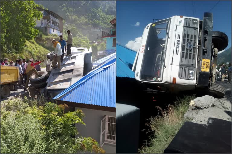 Truck fell on the government house in Sawanpur