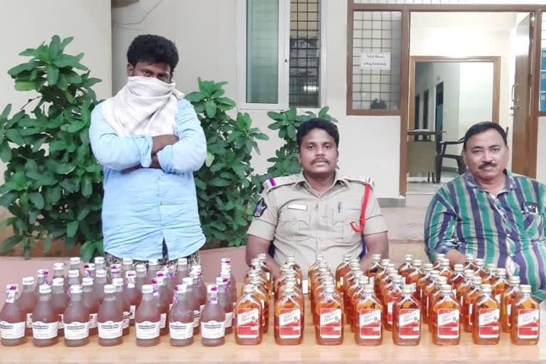 liquor transporting in a circle boat caught by vijayapuri police in guntur district