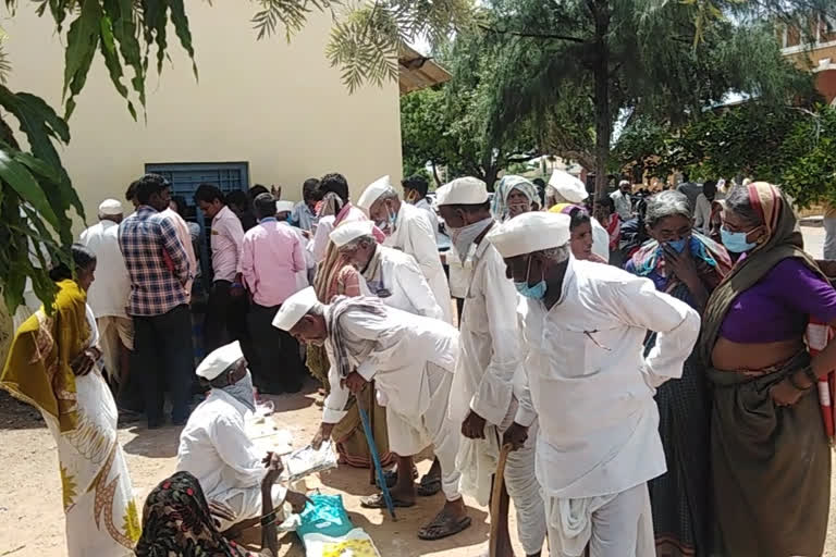 ಸಾಮಾಜಿಕ ಅಂತರ ಮರೆತ ಹಿರಿಯ ಜೀವಗಳು