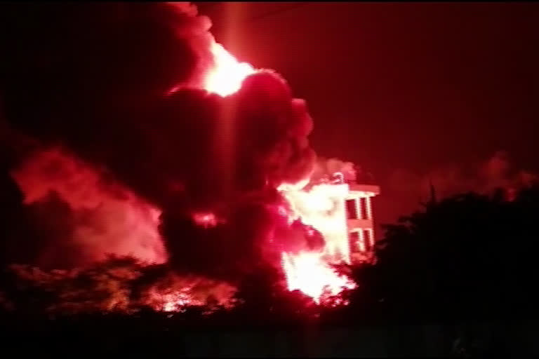 1 injured in fire at Visakhapatnam pharma company  ഫാർമ കമ്പനിയിൽ തീപിടിത്തം; ഒരാൾക്ക് പരിക്ക്  ഫാർമ കമ്പനിയിൽ തീപിടിത്തം