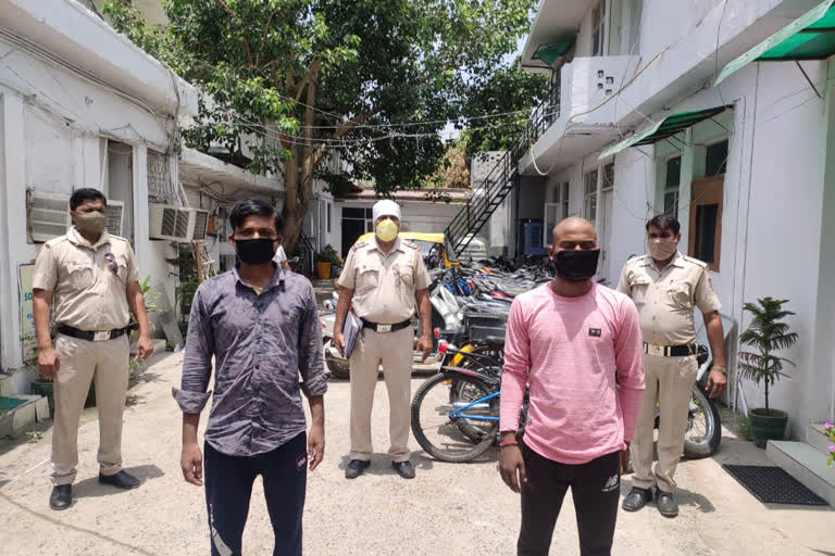 Delhi police arrested 2 robbers in  pul parhladpur