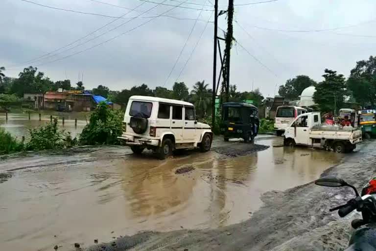 Jharkhand and Bihar border transformed into pit in sahibganj