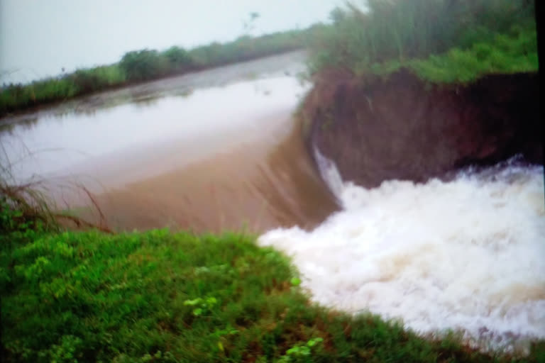 hole to vizingaram dst thotapalli barrigae water wastage