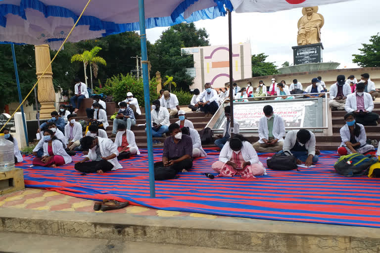 Doctors and PG students protest at Davanagere