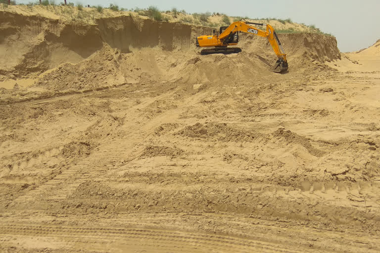 jodhpur news,  rajasthan news,  etvbharat news,  rajasthan hindi news,  Illegal sand mining,  बालेसर में अवैध खनन,  बालेसर राष्ट्रीय राजमार्ग,  जोधपुर की खबर