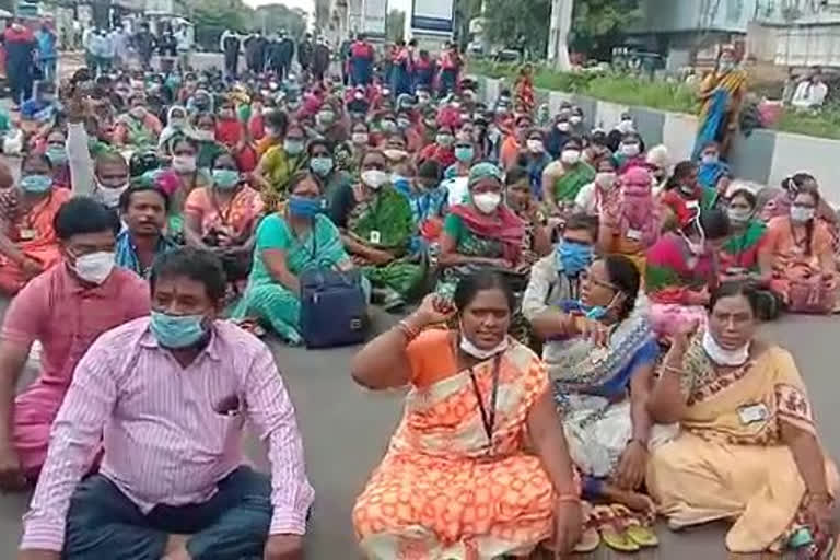 Hyderabad: Concern of out sourcing staff and sanitation workers in front of Gandhi Hospital