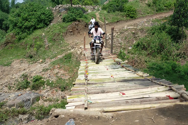 Villagers built wooden bridge in hazaribag, wooden bridge in hazaribag, ग्रामीणों ने हजारीबाग में लकड़ी का पुल बनाया, हजारीबाग में लकड़ी का पुल