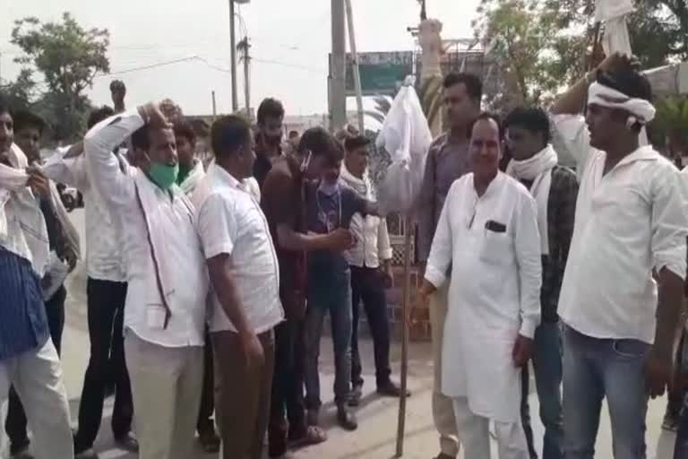 congress workers protest against cm ashok gehlot