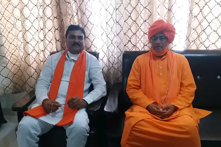 MP Swami Sumedhanand Saraswati with Minister Kamal Patel