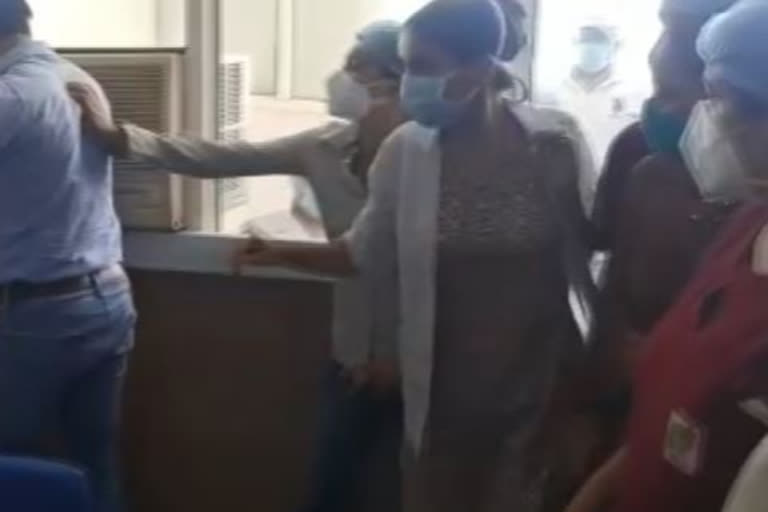 Nurses thrash accused doctor