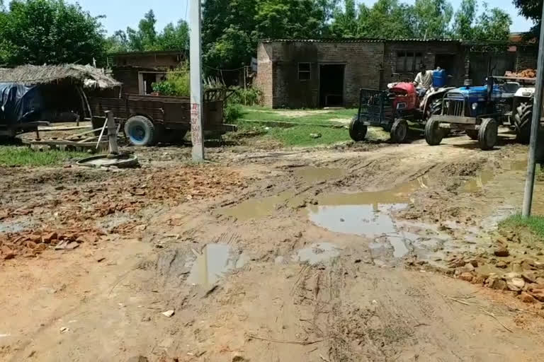 Muradabad: Demand for construction of dilapidated roads