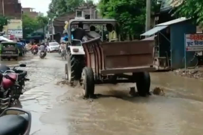 भारी बारिश से लोग परेशान.