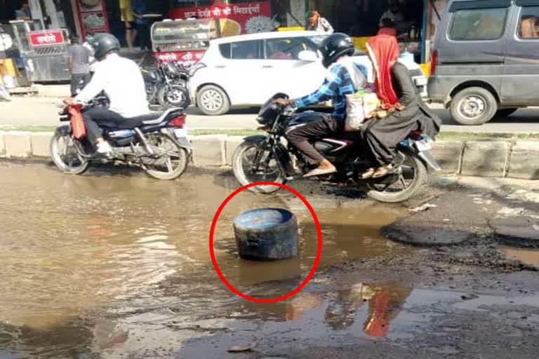 Due to incomplete road work of Gannaur railway road, people are facing problems